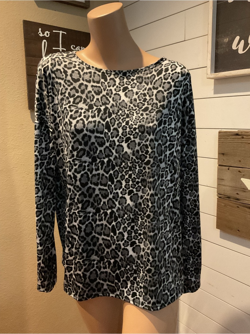 Gray And Black Knit Leopard Top By Lukcy & Blessed Women’s Size Medium NWT